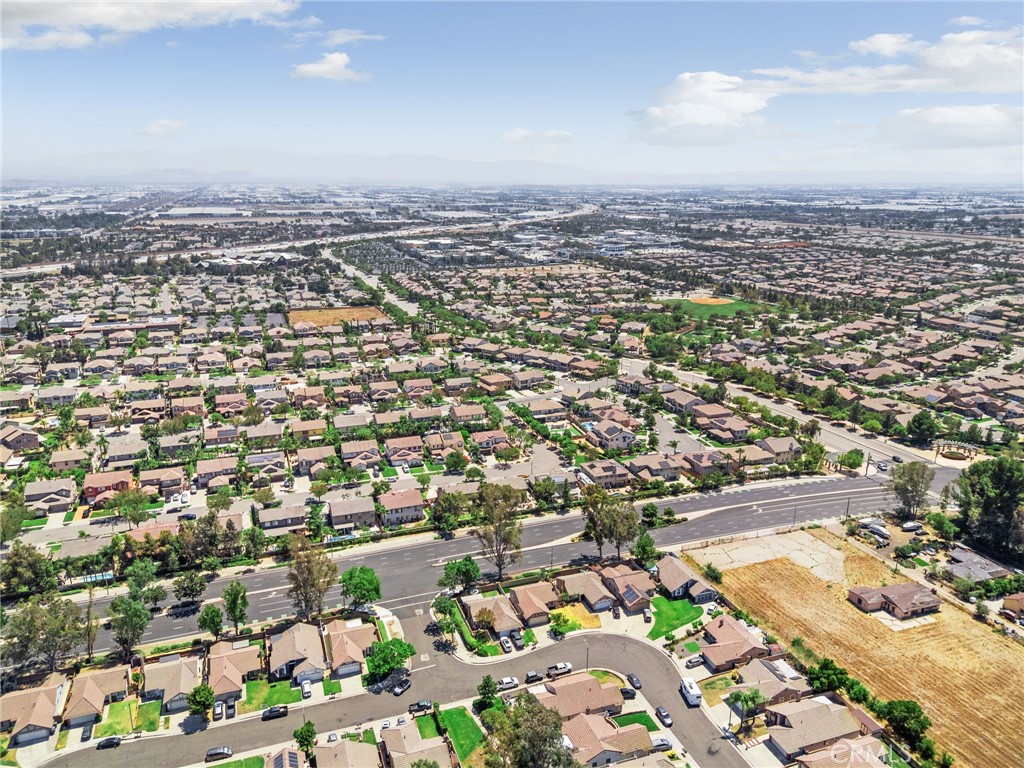 https://media.crmls.org/medias/6b263f90-b7bf-4791-bc56-b26f79b5584d.jpg?preset=X-Large