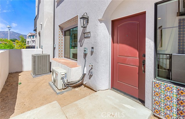 150 Bridle Drive, Burbank CA: https://media.crmls.org/medias/6b27174d-fed4-4794-b2fe-f9d8dc706973.jpg