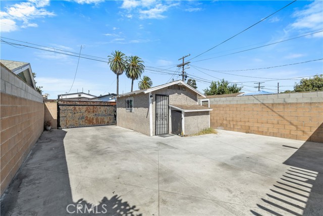 1523 W 59th Street, Los Angeles CA: https://media.crmls.org/medias/6b286f22-e7ca-47f4-9c35-b03b7bee2c5c.jpg