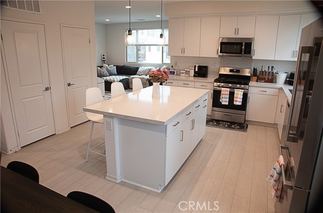 Detail Gallery Image 6 of 17 For 15941 Bravery Ave, Chino,  CA 91708 - 3 Beds | 2/1 Baths