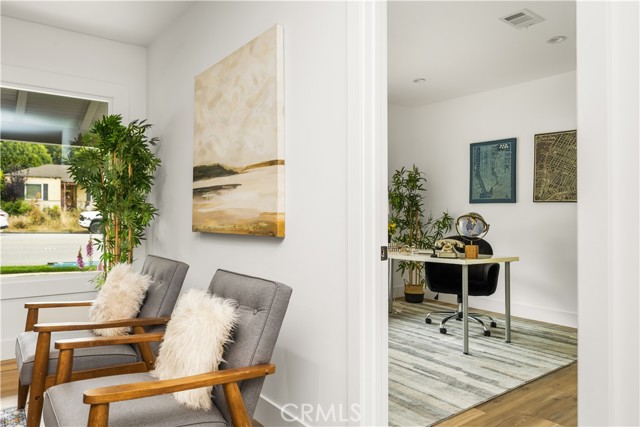 6005 S La Brea Avenue, Los Angeles CA: https://media.crmls.org/medias/6b292d15-c110-4db8-8b30-b202ae4d561c.jpg