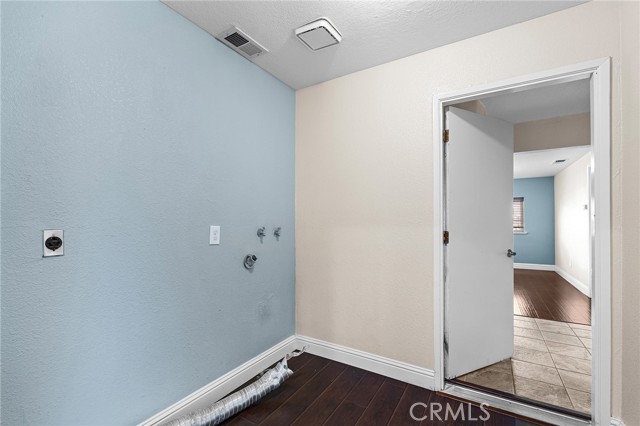 18 Jasper Drive, Chico CA: https://media.crmls.org/medias/6b2e7e6a-71a1-4c8b-a607-bbf775f82831.jpg