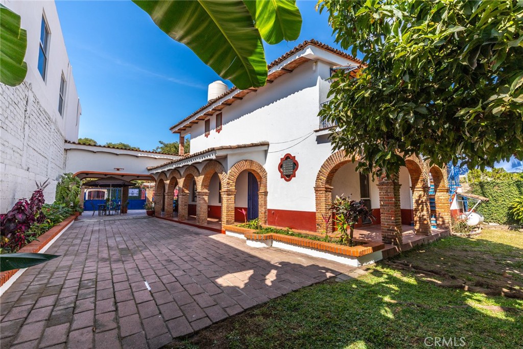 https://media.crmls.org/medias/6b34519a-c8e6-4a05-bfed-6cc079eefc76.jpg?preset=X-Large