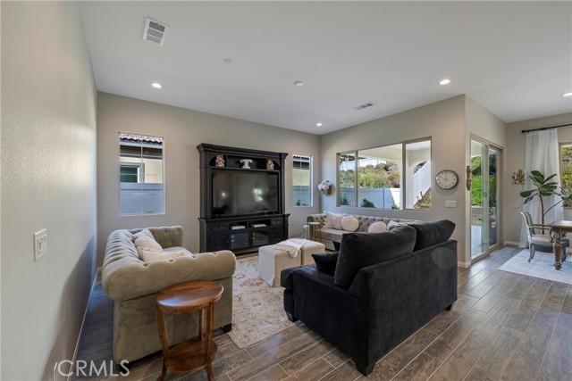 Detail Gallery Image 10 of 66 For 11976 Discovery Ct, Corona,  CA 92883 - 2 Beds | 2 Baths