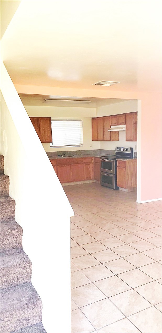 517 Lincoln Avenue, Bakersfield CA: https://media.crmls.org/medias/6b39b077-8ec2-415c-bb85-8ad179ae2399.jpg