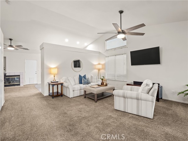 Detail Gallery Image 3 of 29 For 2725 Beverly Ave, Clovis,  CA 93611 - 3 Beds | 2 Baths