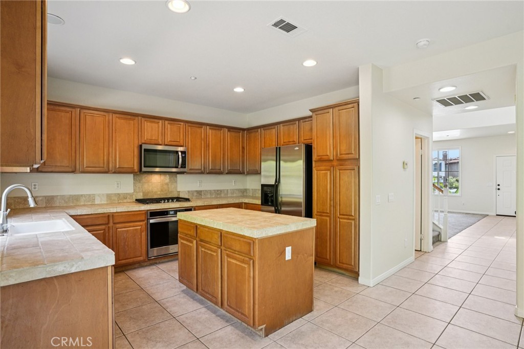 MLS #OC25182457 img 7