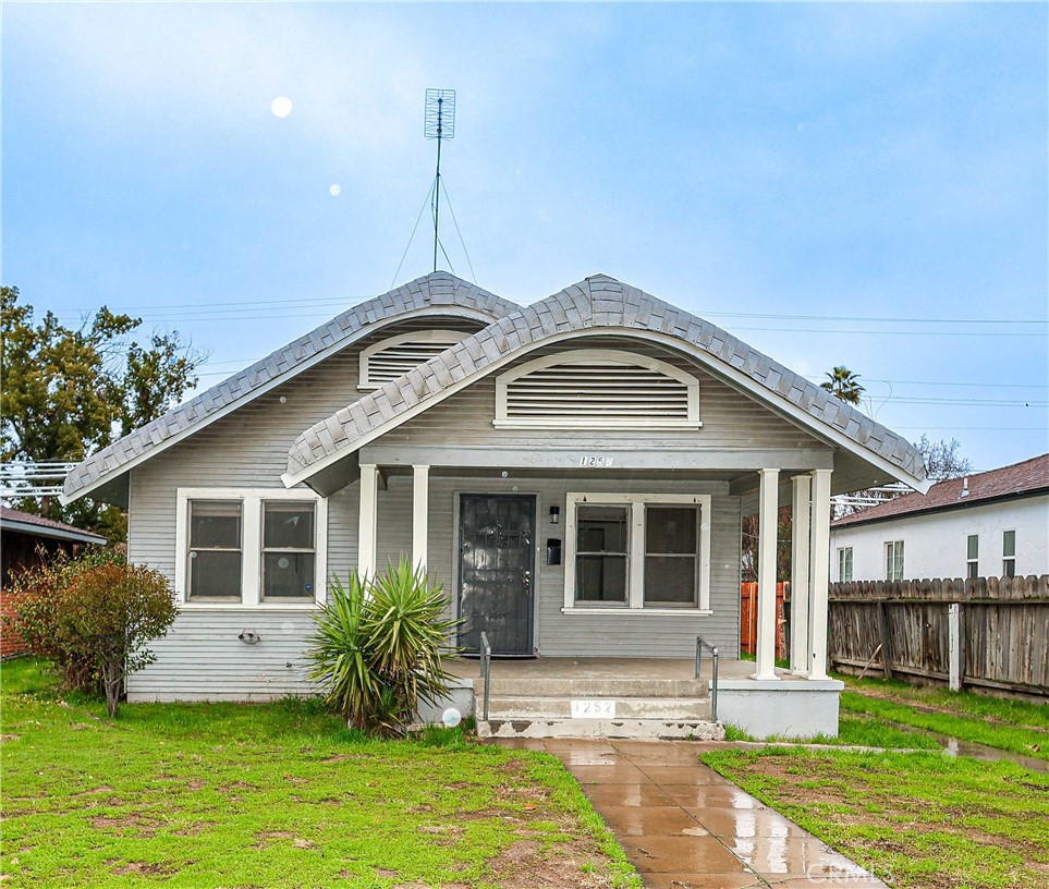 1252 N Fruit Avenue