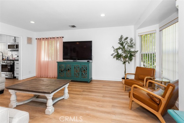 Detail Gallery Image 5 of 56 For 6608 Saint Clair Ave, North Hollywood,  CA 91606 - 4 Beds | 3 Baths
