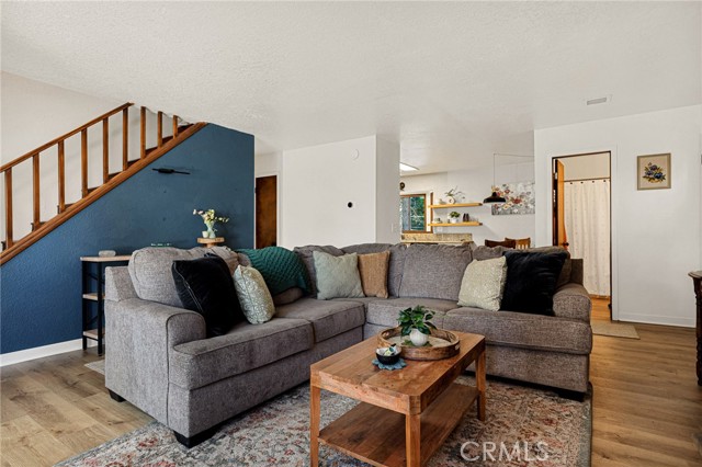 Detail Gallery Image 5 of 26 For 583 W Victoria Ct, Lake Arrowhead,  CA 92352 - 3 Beds | 2 Baths