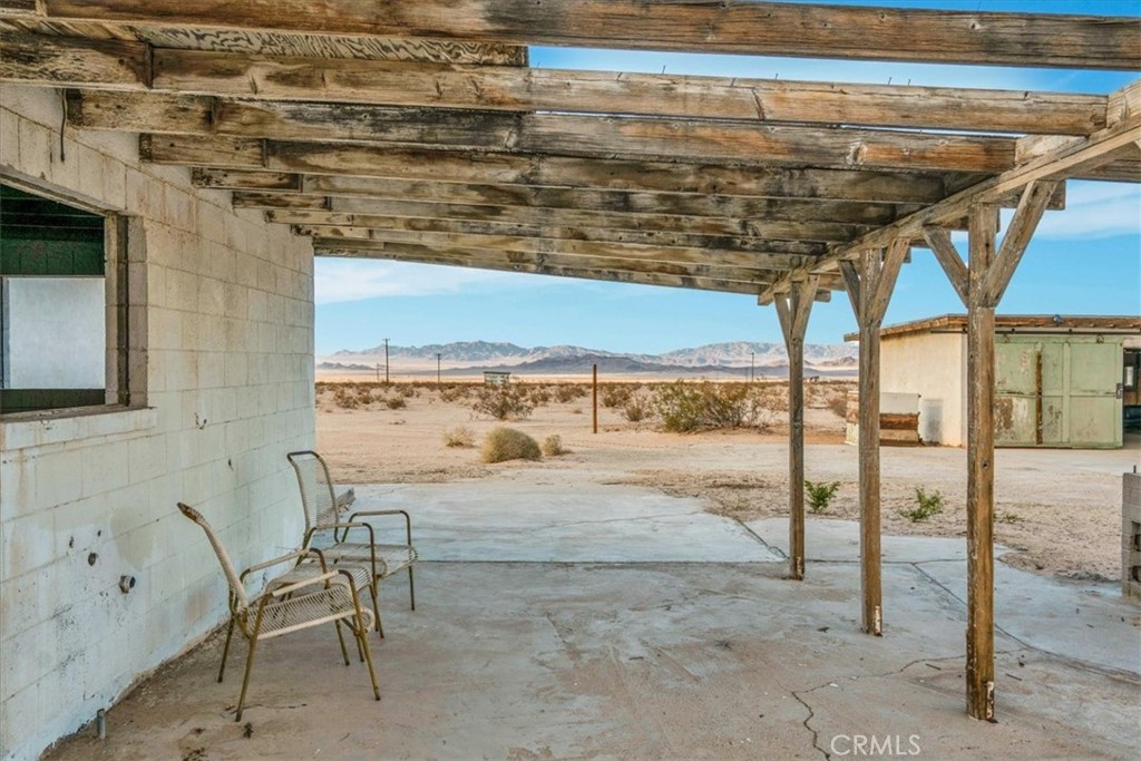 https://media.crmls.org/medias/6b4a9525-99ac-42d3-9561-96ce7a756069.jpg?preset=X-Large