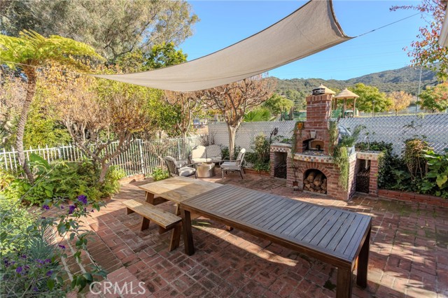 Detail Gallery Image 4 of 26 For 1724 Sombra Dr, Glendale,  CA 91208 - 3 Beds | 2 Baths