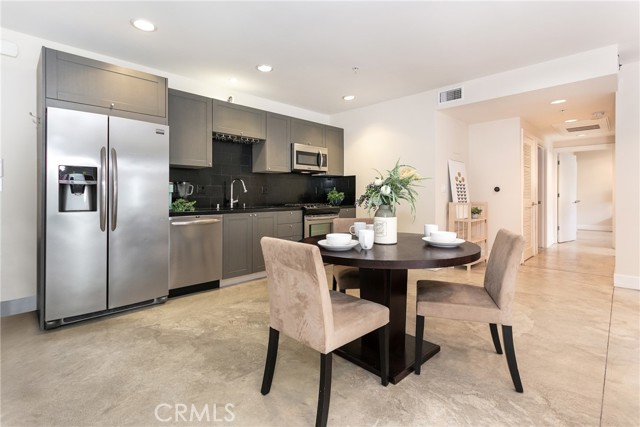 Kitchen/Dining Area