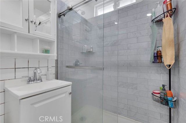 2621 Vineyard Avenue, Los Angeles CA: https://media.crmls.org/medias/6b4fbcce-fa65-4073-b695-f0727f574d28.jpg