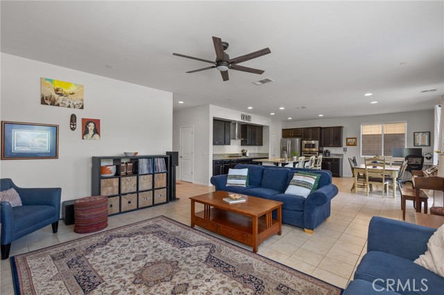 12200 White Rapids Way, Bakersfield CA: https://media.crmls.org/medias/6b50bef7-9309-41fa-aa47-de4a0c9f8b6c.jpg