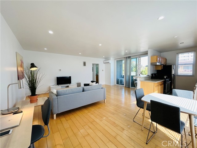 Detail Gallery Image 2 of 18 For 1114 6th St #11,  Santa Monica,  CA 90403 - 2 Beds | 2 Baths