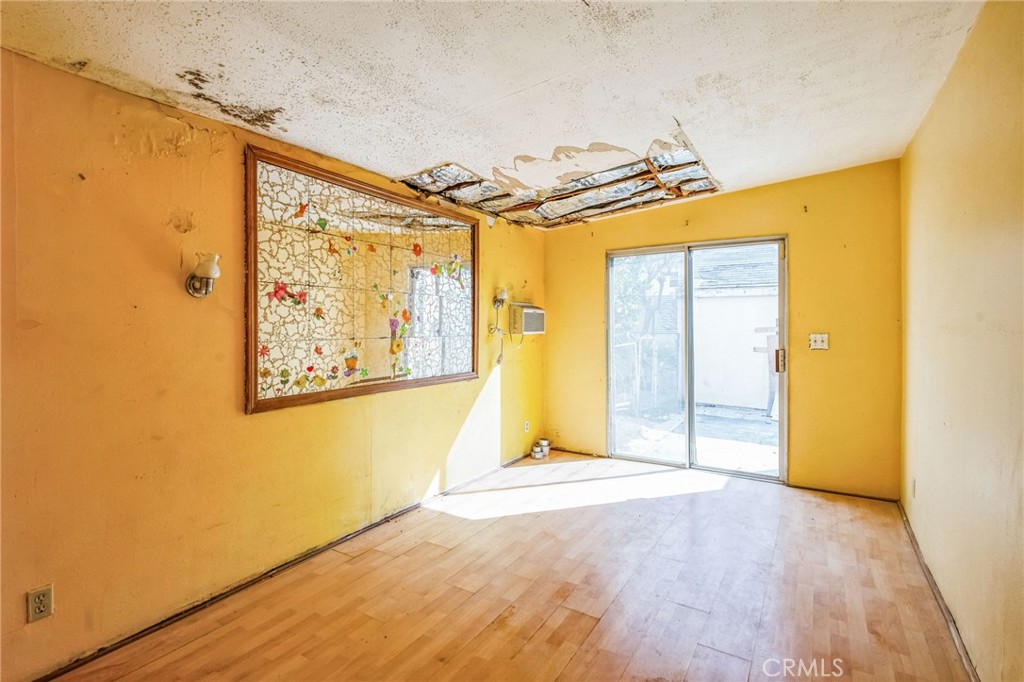 https://media.crmls.org/medias/6b544f34-fd6d-43be-b33b-945b59db25fd.jpg?preset=X-Large