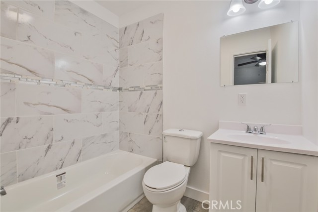9218 Hooper Avenue, Los Angeles CA: https://media.crmls.org/medias/6b55dd7b-3968-49e5-9ec0-b99bf6925516.jpg