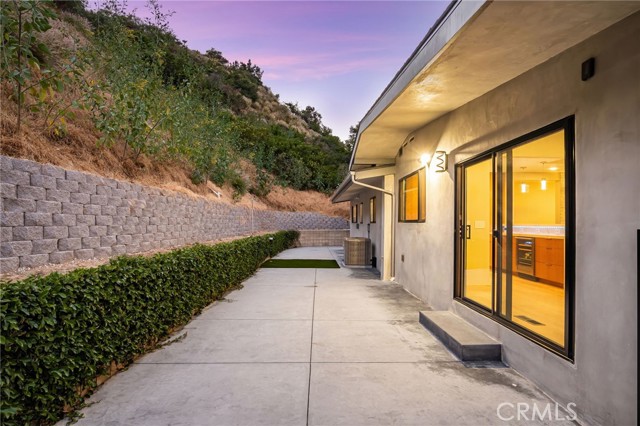 325 N Madison Avenue, Monrovia CA: https://media.crmls.org/medias/6b58d3c7-aa69-4e38-8d92-327702ce64bd.jpg