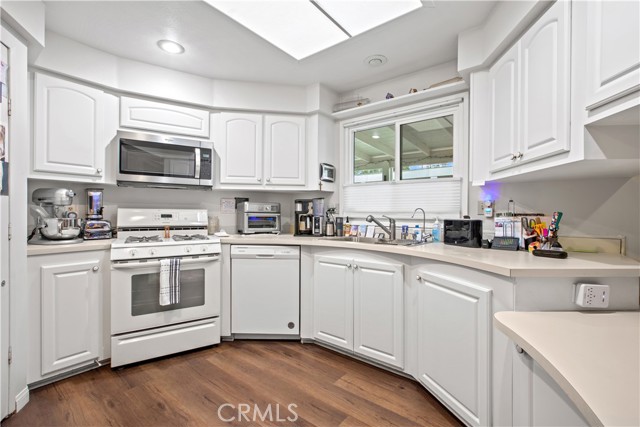 5200 Irvine Blvd., Irvine CA: https://media.crmls.org/medias/6b5ac1e2-951f-4361-b6e0-49acc2b559a3.jpg