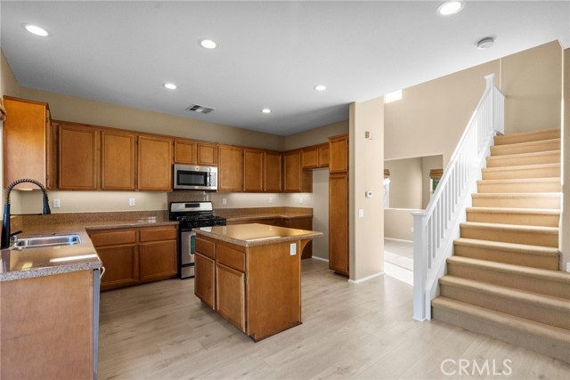 Detail Gallery Image 10 of 36 For 19316 Sidani Ln, Saugus,  CA 91350 - 3 Beds | 3 Baths