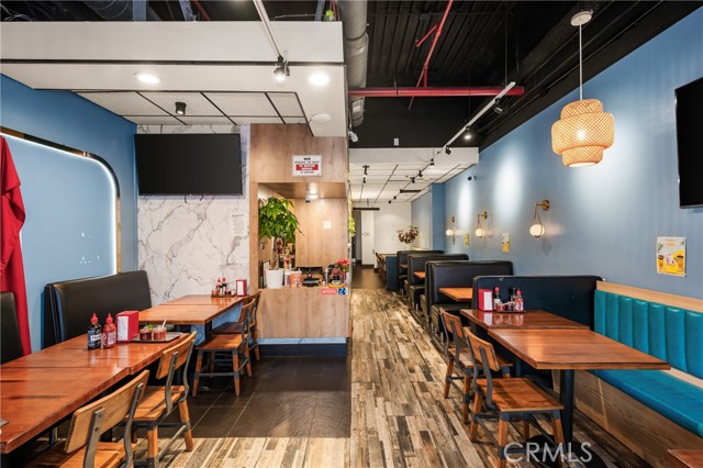 200 Main, Huntington Beach CA: https://media.crmls.org/medias/6b61a9fb-5272-4a2b-aeeb-02c6a48b592f.jpg