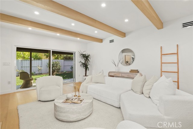 Detail Gallery Image 4 of 47 For 23856 Aetna, Woodland Hills,  CA 91367 - 4 Beds | 3 Baths