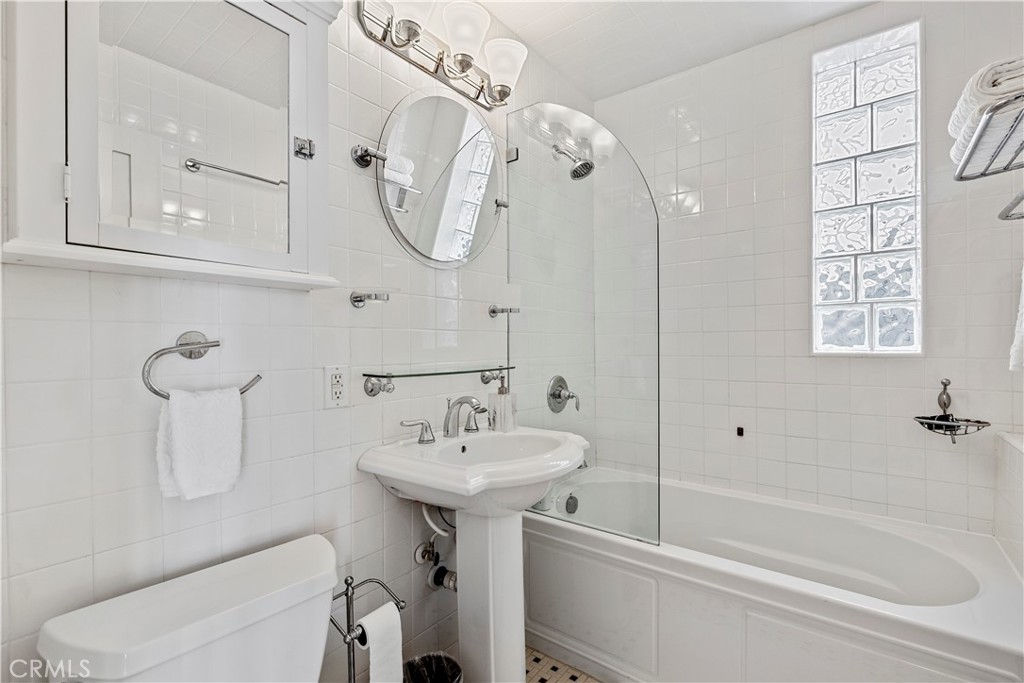 https://media.crmls.org/medias/6b63ebc7-0604-4fab-b3be-5fbe4823cc61.jpg?preset=X-Large