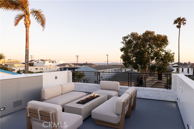 1315 Ocean Avenue, Seal Beach CA: https://media.crmls.org/medias/6b64e08e-a13f-476c-a129-3784e1f07090.jpg