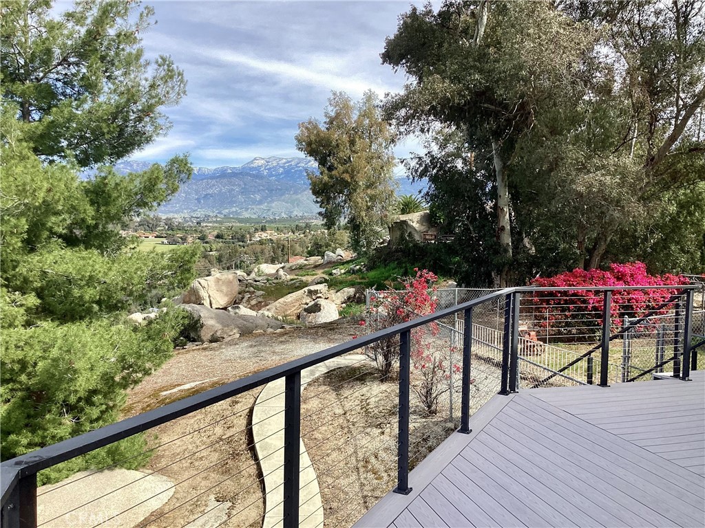 https://media.crmls.org/medias/6b667d11-917c-4b87-b229-29bf6132ea68.jpg?preset=X-Large