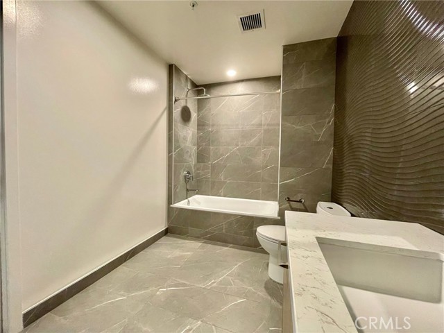 400 S Broadway, Los Angeles CA: https://media.crmls.org/medias/6b6de6dc-ae37-4a3f-8610-c3323c76505f.jpg