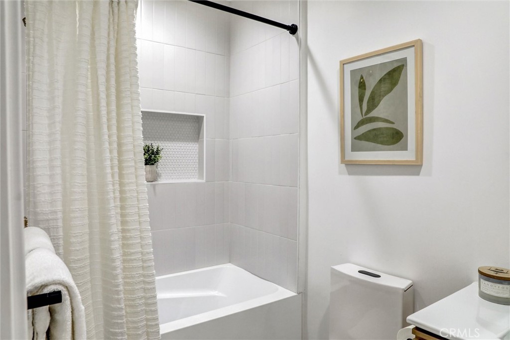 https://media.crmls.org/medias/6b71e8a2-16c0-4e40-bf92-88e9cfb5228d.jpg?preset=X-Large