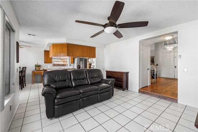 Detail Gallery Image 9 of 32 For 37443 Yorkshire Dr, Palmdale,  CA 93550 - 3 Beds | 3/1 Baths