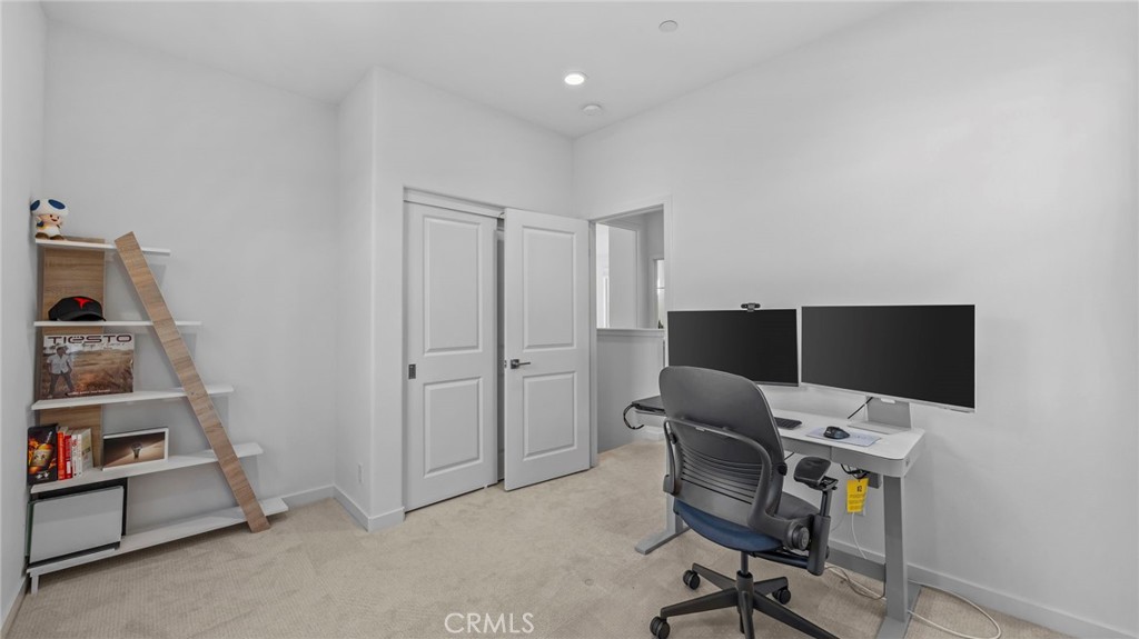 https://media.crmls.org/medias/6b76aa8d-260d-4d1e-8e16-a80e3e1e21ea.jpg?preset=X-Large