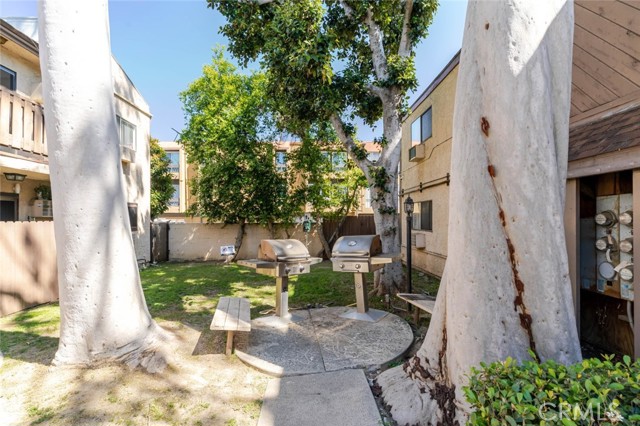 Detail Gallery Image 3 of 22 For 17900 Sherman Way #320,  Reseda,  CA 91335 - 1 Beds | 1 Baths