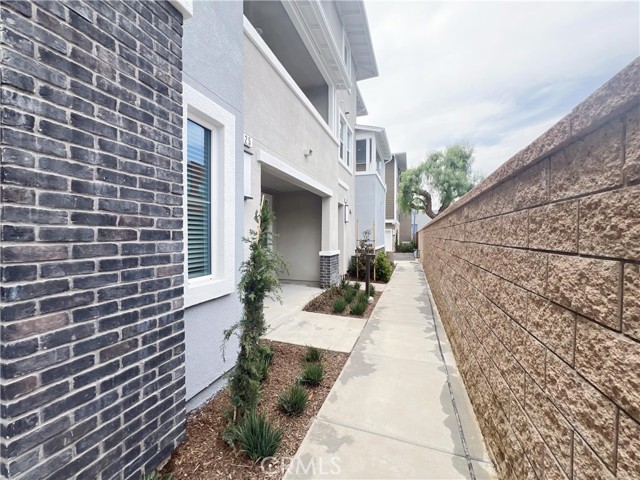 Detail Gallery Image 2 of 20 For 223 Aurora Ln, Pomona,  CA 91767 - 3 Beds | 3 Baths