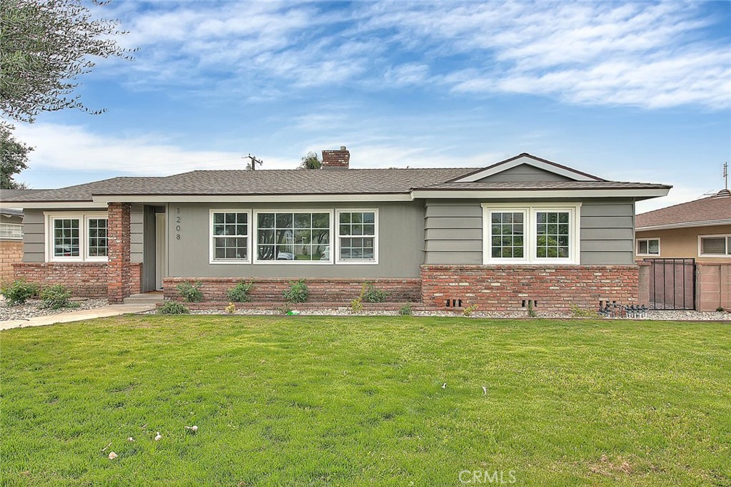 1208 E Mountain View Avenue