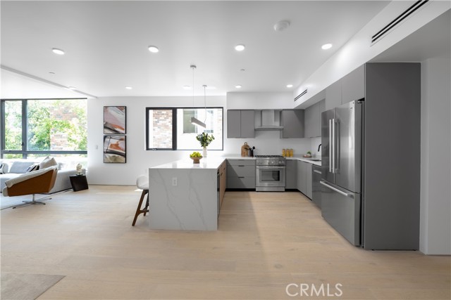 Detail Gallery Image 5 of 21 For 1361 Kelton Ave #403,  Los Angeles,  CA 90024 - 2 Beds | 2 Baths
