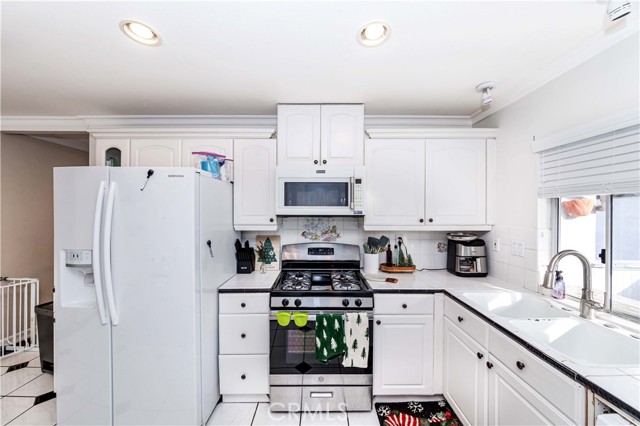 Detail Gallery Image 8 of 21 For 1250 S Brookhurst St #2027,  Anaheim,  CA 92804 - 3 Beds | 2 Baths