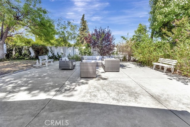 24017 Sylvan Street, Woodland Hills CA: https://media.crmls.org/medias/6b7d53d7-26d2-4ed6-b1de-c04823687788.jpg