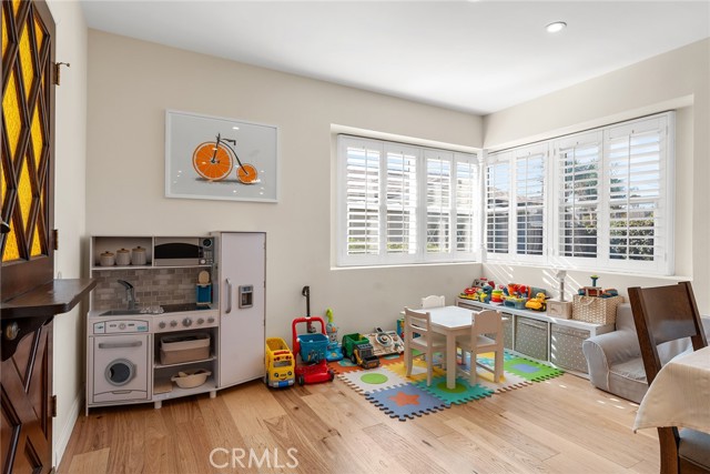 23642 Oxnard Street, Woodland Hills CA: https://media.crmls.org/medias/6b7f6722-c013-4edd-9dba-4ebfddd95a03.jpg