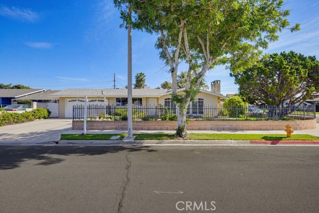 Detail Gallery Image 3 of 35 For 1934 S Robert Ln, Anaheim,  CA 92802 - 5 Beds | 4 Baths