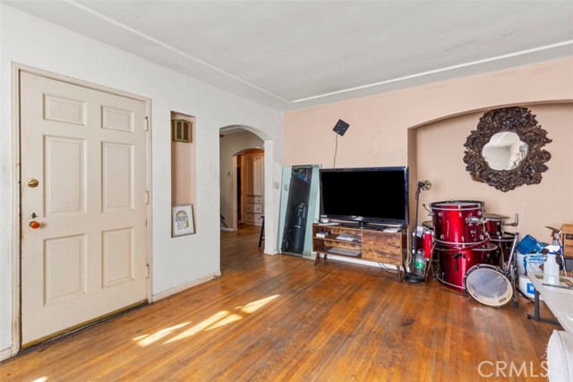 Detail Gallery Image 3 of 20 For 10001 Bowman Ave, South Gate,  CA 90280 - 4 Beds | 2 Baths