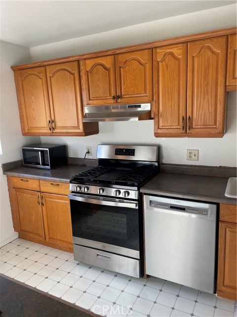 Detail Gallery Image 3 of 7 For 6008 Comstock Ave #E,  Whittier,  CA 90601 - 1 Beds | 1 Baths