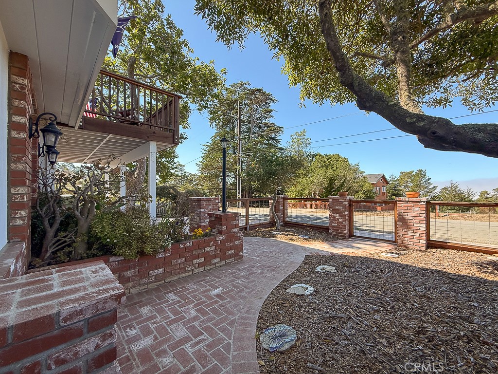 https://media.crmls.org/medias/6b82a67c-3782-4e12-b4f4-21d12dc7d23e.jpg?preset=X-Large