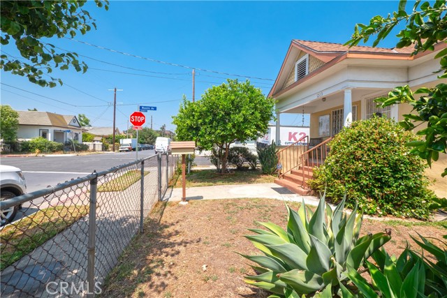 1203 E 33rd Street, Los Angeles CA: https://media.crmls.org/medias/6b8300cd-092c-4f1c-8542-0342e7703aa4.jpg