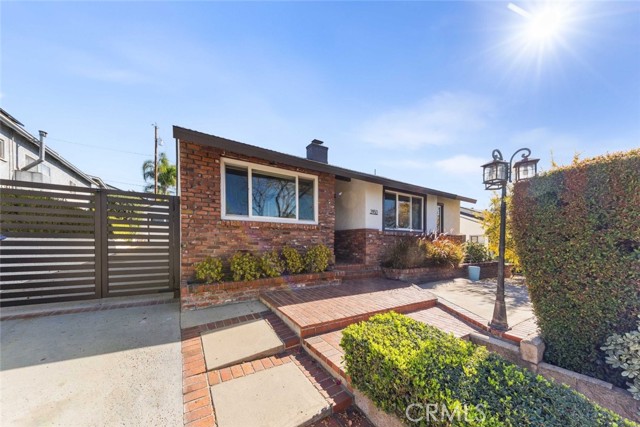 Detail Gallery Image 3 of 74 For 2950 N Lincoln St, Burbank,  CA 91504 - 3 Beds | 2 Baths