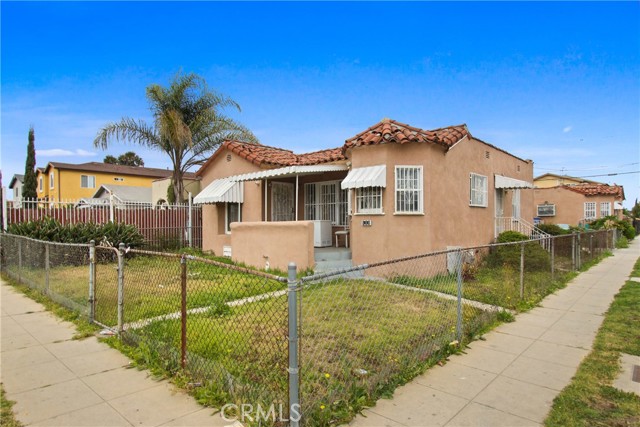 159 E 105th Street, Los Angeles CA: https://media.crmls.org/medias/6b84c634-85a3-4ffd-af16-9d15e269bbab.jpg