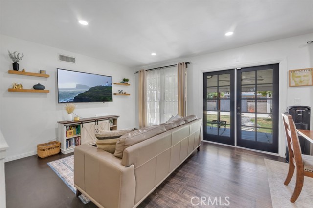Detail Gallery Image 8 of 36 For 10923 Haskell Ave, Granada Hills,  CA 91344 - 3 Beds | 2 Baths