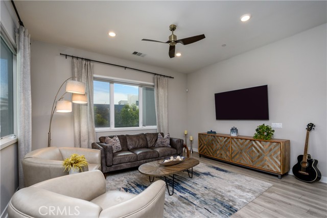 Detail Gallery Image 8 of 47 For 413 Transport, Tustin,  CA 92782 - 4 Beds | 4 Baths